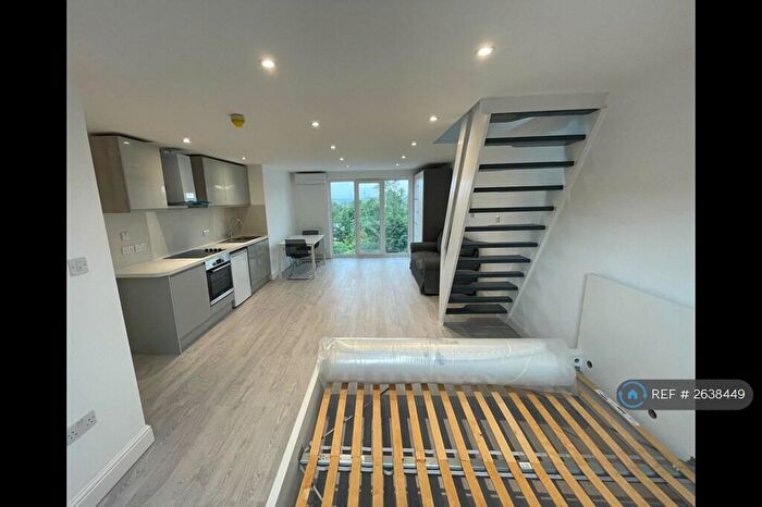 Studio To Rent In Wycombe Gardens, London, NW11