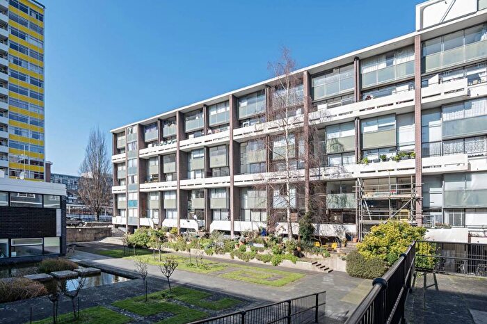 2 Bedroom Flat To Rent In Golden Lane Estate, Barbican, London, EC1Y