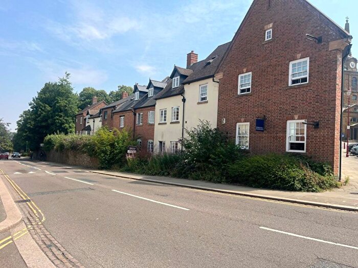 2 Bedroom Flat For Sale In Market Square, Daventry, Northamptonshire, NN11