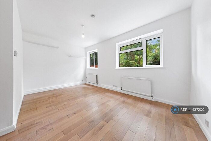 2 Bedroom Flat To Rent In Ridge Court, Southwark, London, SE22