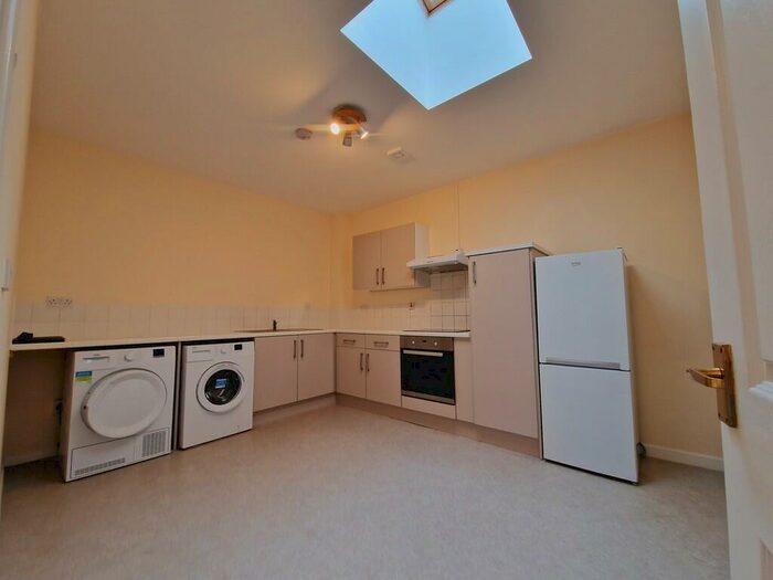 2 Bedroom Maisonette To Rent In Cricklade Road, Gorse Hill, Swindon, SN2