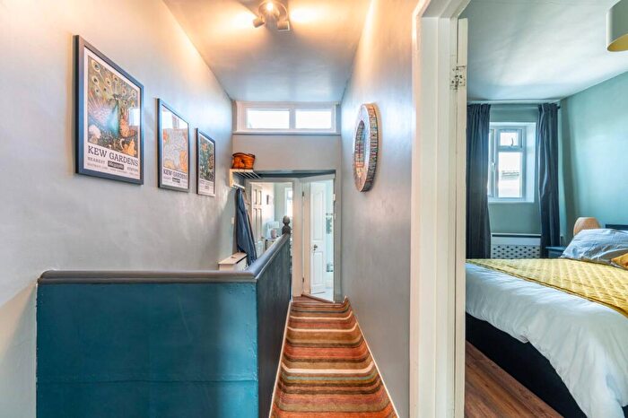 1 Bedroom Flat For Sale In Gowan Road, Willesden, London, NW10