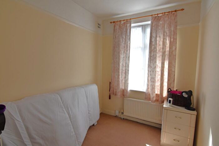 3 Bedroom Semi-Detached House For Sale In Wandleside, Wallington, SM6