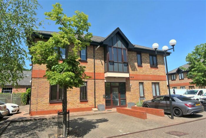 1 Bedroom Flat To Rent In Hanworth Lane, Chertsey, KT16