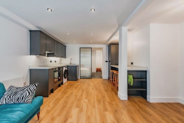 1 Bedroom Flat For Sale In Oakdene Road, Redhill, RH1