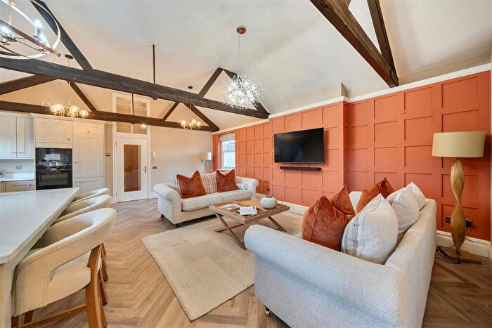 2 Bedroom House To Rent In Broadway Apartment, GL7