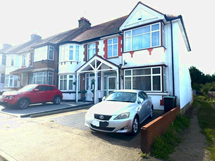 3 Bedroom Terraced House To Rent In Gatwick Road, Gravesend, DA12
