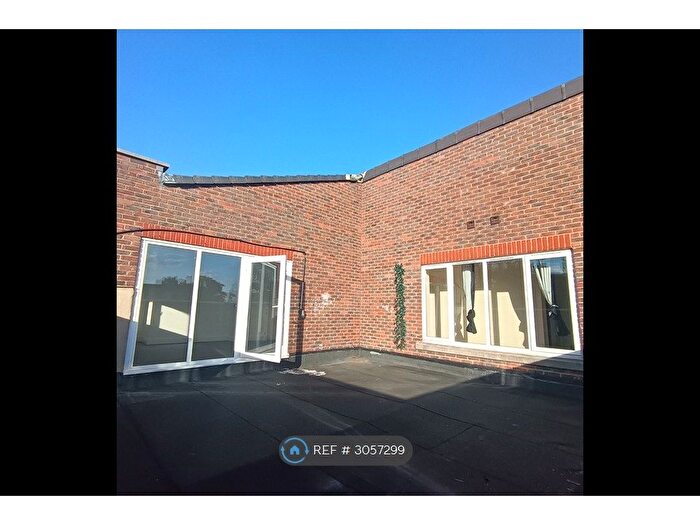 3 Bedroom Flat To Rent In Glencar Court, London, SE19