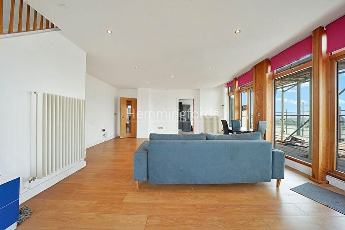 2 Bedroom Flat To Rent In Western Beach Apartments, Hanover Avenue, E16