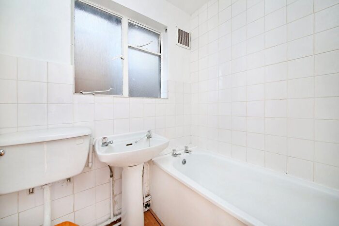 2 Bedroom Flat To Rent In Bromfelde Road, Clapham North, SW4