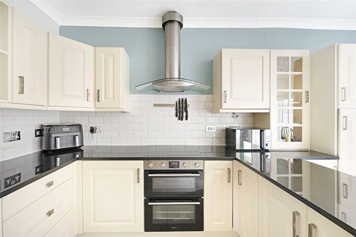 2 Bedroom Flat For Sale In Hainault Road, Leytonstone, London, E11