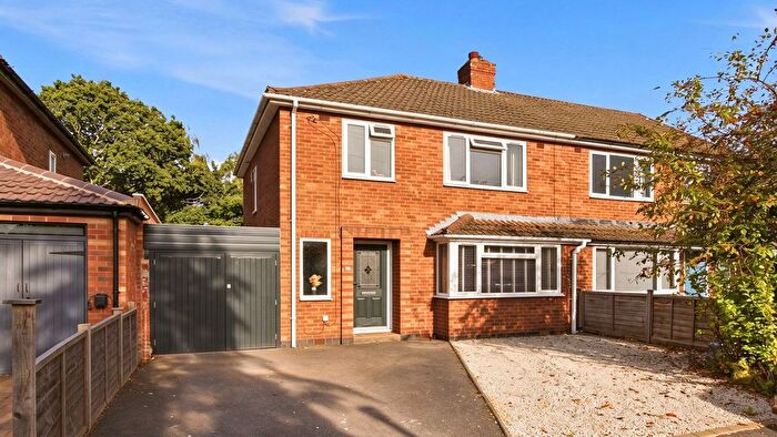 3 Bedroom Semi Detached House For Sale In Kelvin Road, Leamington Spa, CV32