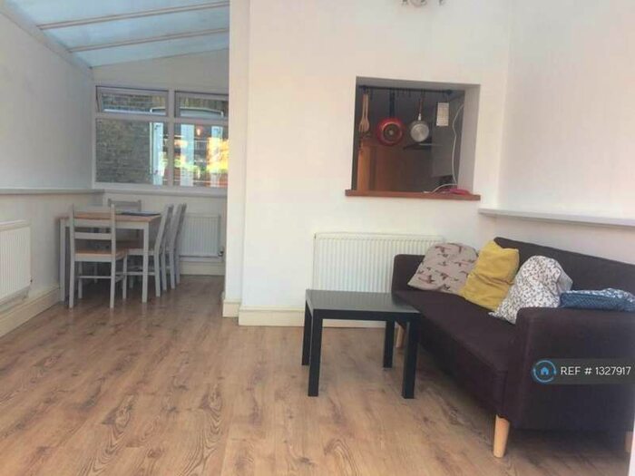 2 Bedroom Apartment To Rent In A Queens Road, London SE15