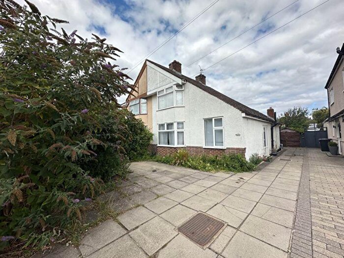 3 Bedroom Semi-Detached House For Sale In Mutton Lane, Potters Bar, EN6