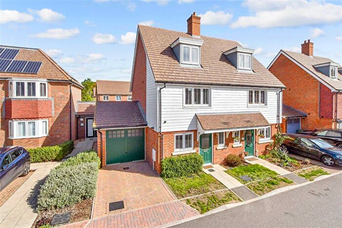 3 Bedroom Semi-Detached House For Sale In The Glebe, Yalding, Maidstone, Kent, ME18