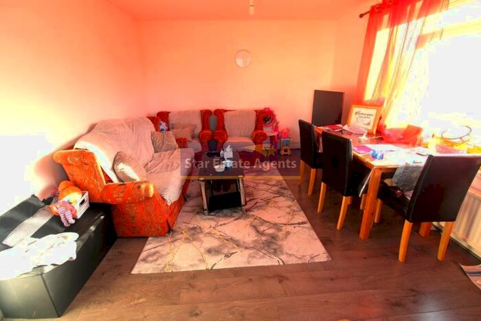2 Bedroom Flat For Sale In Denziloe Avenue, Uxbridge, Greater London, UB10