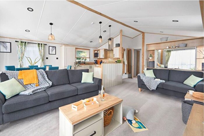 3 Bedroom Lodge For Sale In Oxwich, Swansea, SA3