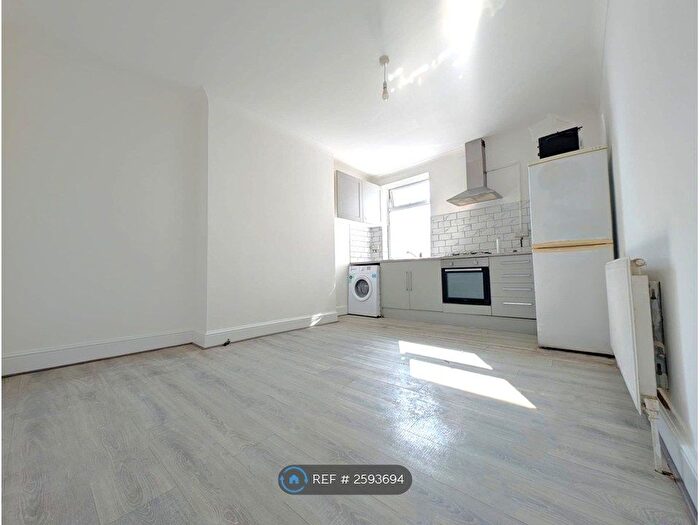 3 Bedroom Flat To Rent In High Road Leyton, London, E10