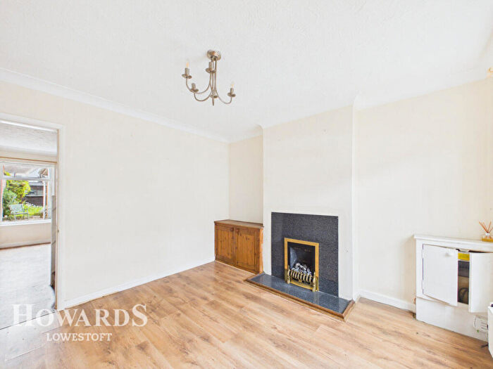 3 Bedroom Semi Detached House For Sale In Morton Road, Pakefield, NR33