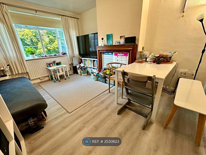 2 Bedroom Flat To Rent In Cardrew Court, London, N12