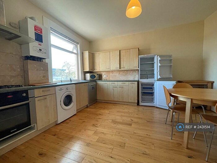 3 Bedroom Maisonette To Rent In Park Road, London, N11