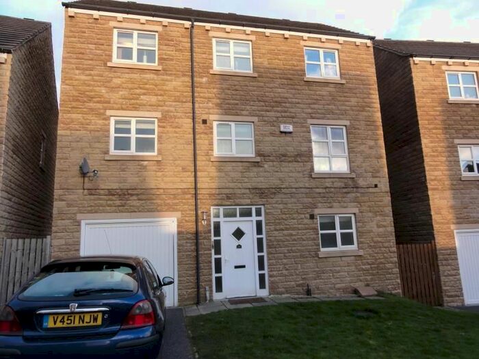 4 Bedroom Detached House To Rent In Suffolk Rise, Ferndale, Huddersfield, HD2