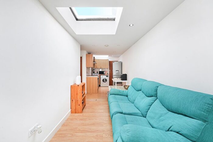 1 Bedroom Flat To Rent In Kingston Road, SW20