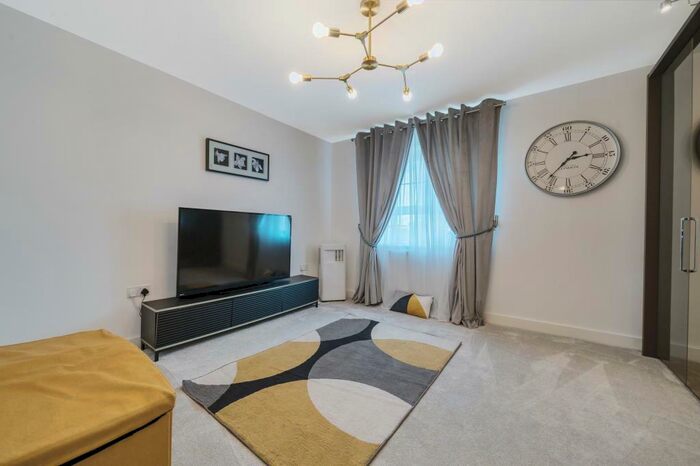 4 Bedroom Town House To Rent In Kingsbrook, Aylesbury, HP22