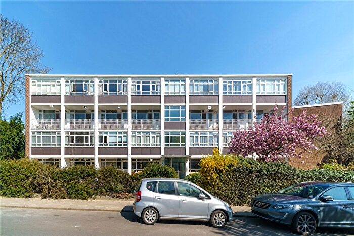 2 Bedroom Flat For Sale In Putney Heath Lane, London, SW15