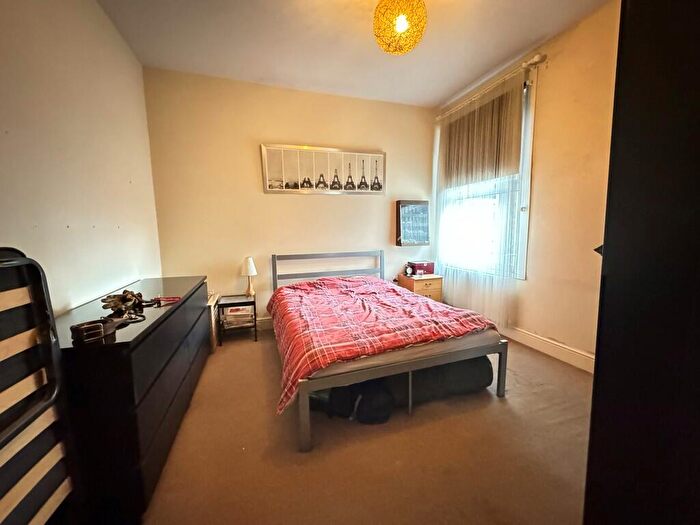 2 Bedroom Apartment For Sale In Woodgrange Drive, Southend-on-Sea, SS1