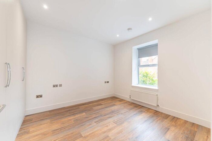 2 Bedroom Flat To Rent In Walm Lane, Willesden Green, London, NW2