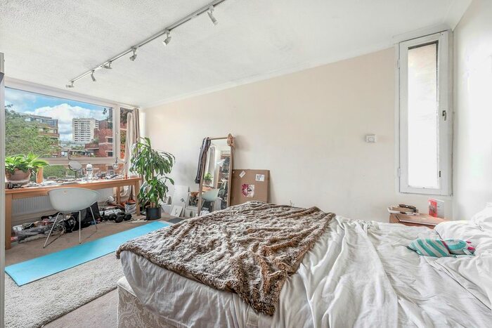 3 Bedroom Flat To Rent In Forsyth House, Tachbrook Street, Pimlico, London, SW1V