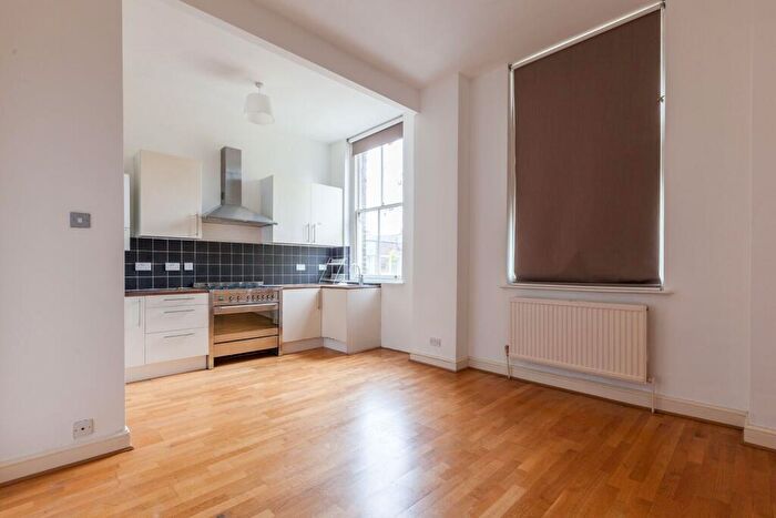 1 Bedroom Flat To Rent In Victoria Park Square, Bethnal Green, London, E2
