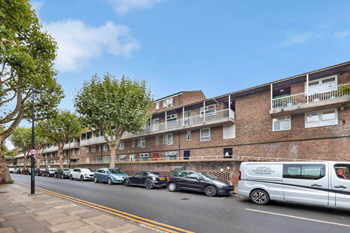 3 Bedroom Maisonette To Rent In Hind Grove, London, E14