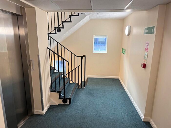 2 Bedroom Flat To Rent In Lower Canal Walk, Southampton, Hampshire, SO14