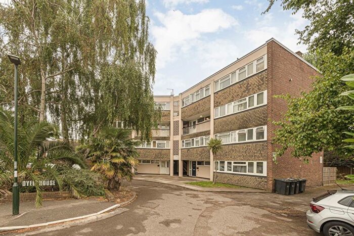 3 Bedroom Flat To Rent In Avenue Road, Hampton, TW12