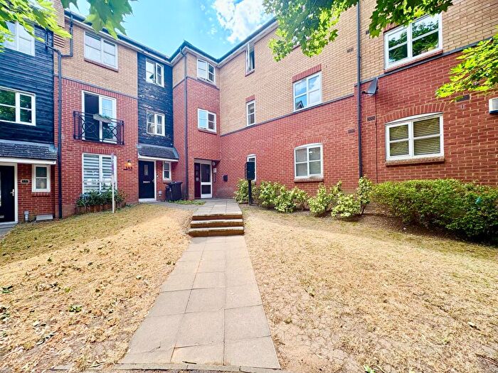 2 Bedroom Flat To Rent In Plomer Avenue, Hoddesdon, EN11