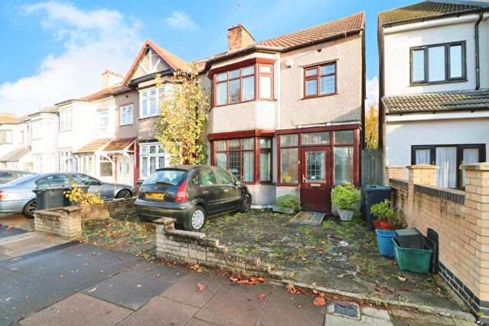 3 Bedroom End Of Terrace House For Sale In Ashurst Drive, Ilford, IG2