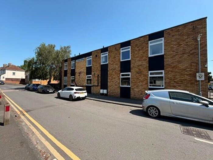 2 Bedroom Flat To Rent In Larkfield Road, ME20