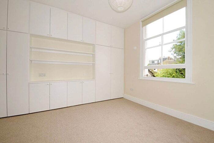 3 Bedroom Flat To Rent In Heythorp Street, Southfields, London, SW18