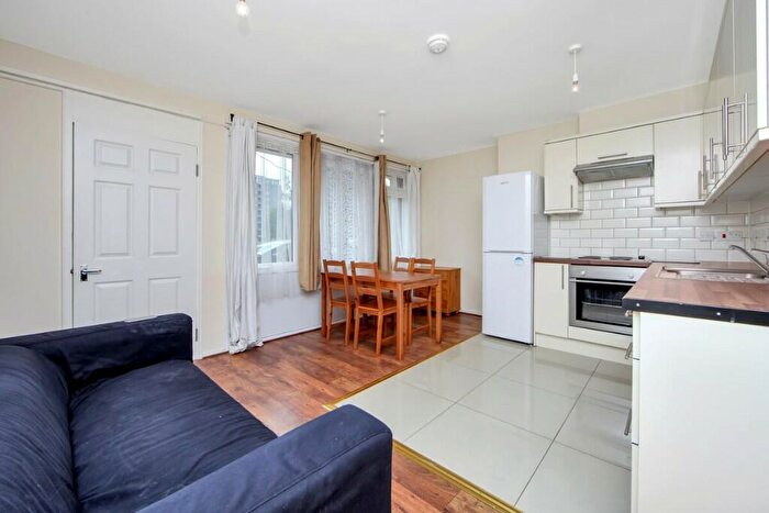 4 Bedroom Maisonette To Rent In Forsyth Gardens, Kennington, London, SE17