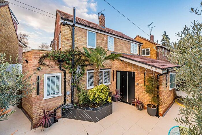 3 Bedroom Detached House For Sale In Montford Road, Sunbury-On-Thames, TW16