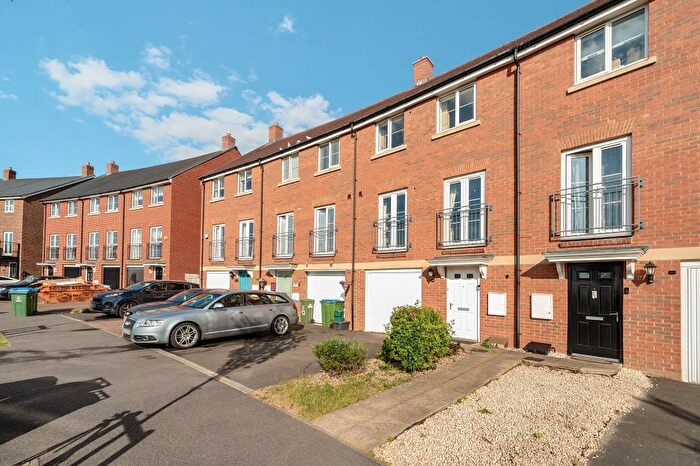 4 Bedroom Town House To Rent In Berryfields, Aylesbury, HP18