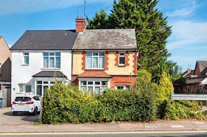 Semi-detached House For Sale In Oakley Road, Leagrave, Luton, LU4