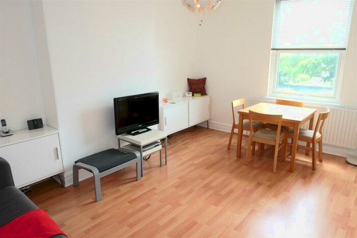 2 Bedroom Flat To Rent In Street Lane, Roundhay, Leeds, LS8