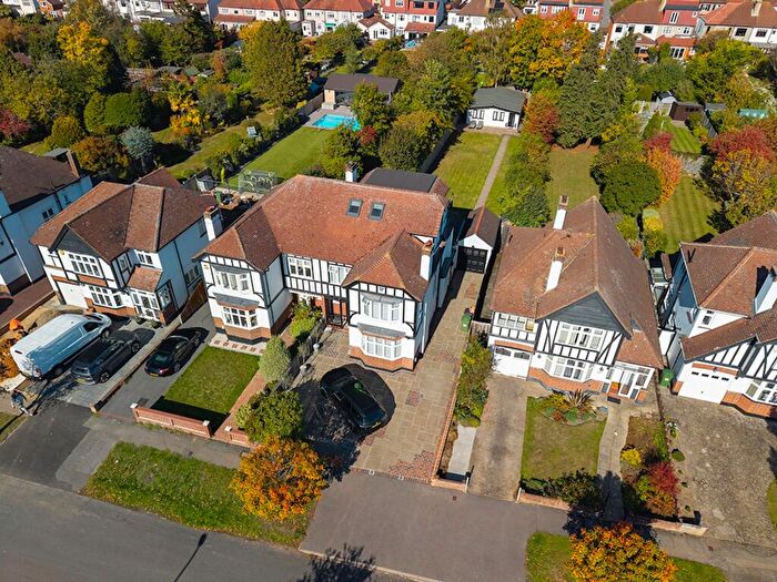 4 Bedroom House For Sale In Little Gaynes Lane, Upminster, RM14