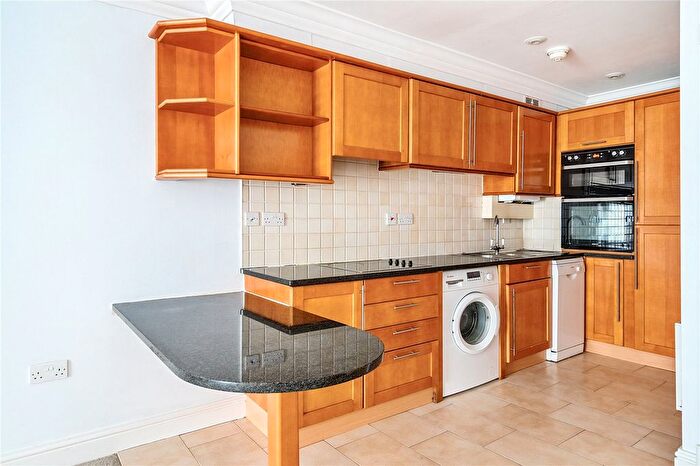 1 Bedroom Flat For Sale In Ellesmere Place, Walton-On-Thames, KT12