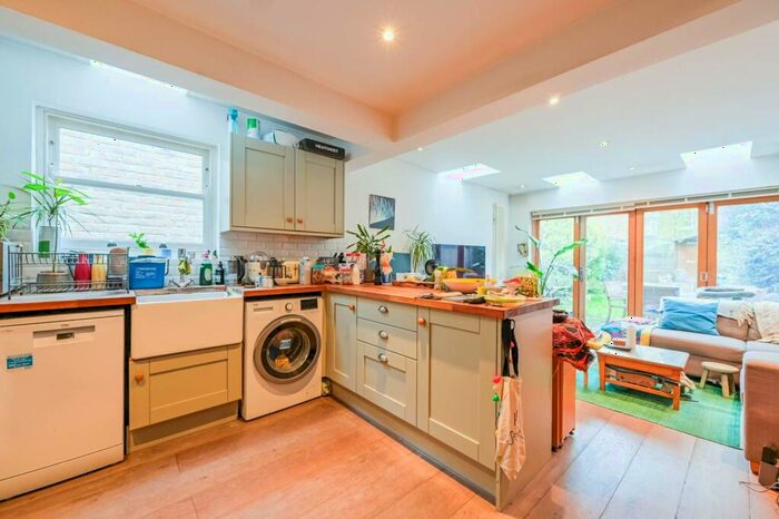 2 Bedroom Flat To Rent In Brighton Road, Stoke Newington, London, N16