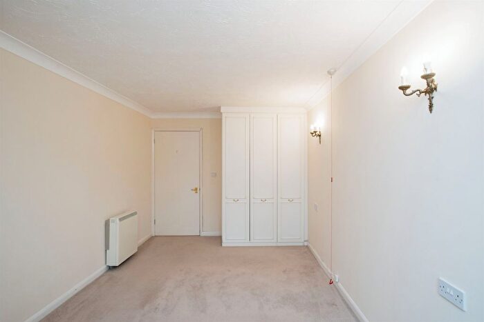 1 Bedroom Flat For Sale In Lower High Street, Watford, WD17