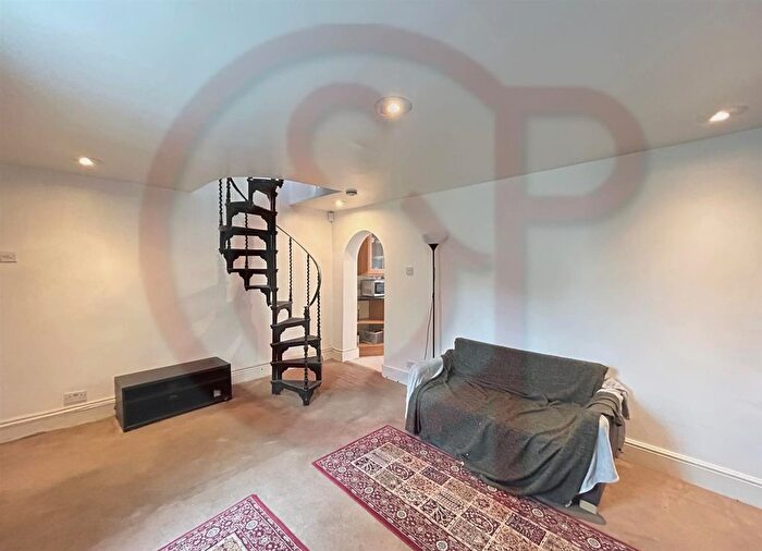 2 Bedroom Property To Rent In Beavor Grove, Ravenscourt Park, W6